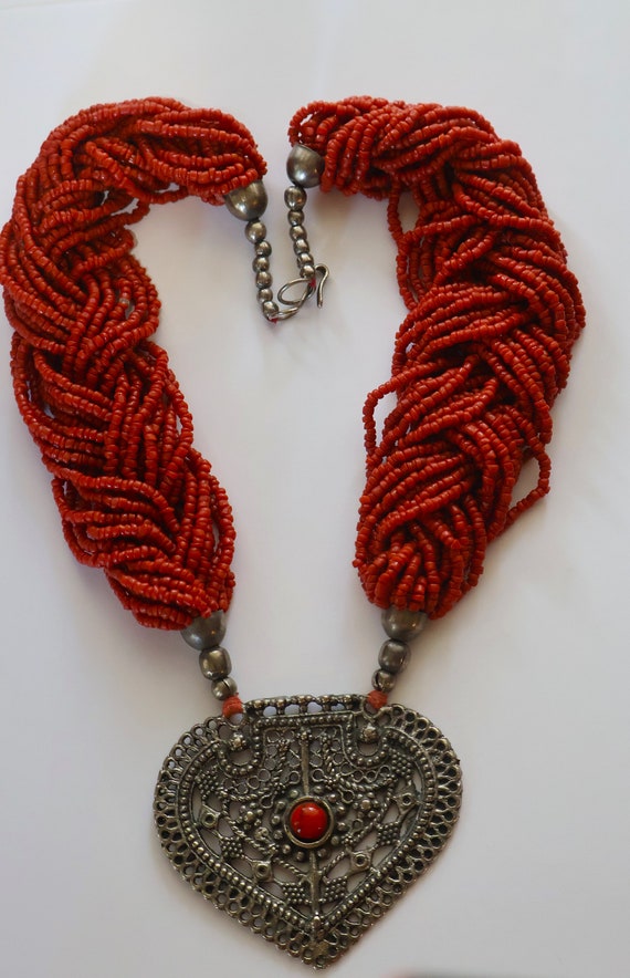 Collier Perles De Corail Rouge Et Pendentif Feuille Argenté - Longueur 41-45 Cm, Occasion