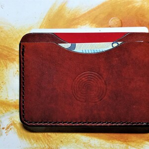 Cartera delgada de cuero de 3 ranuras para tarjetas y efectivo. Hecho a mano en Co Kildare, Irlanda.