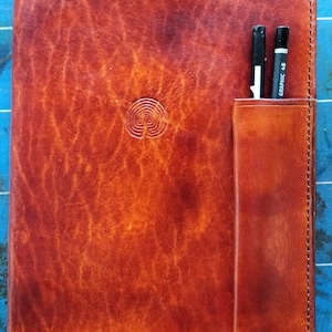 Couverture de carnet de croquis/carnet de notes en cuir, format A5, avec porte-stylo/crayon. Handmade Co. Kildare, Irlande. Crayon et livre inclus.