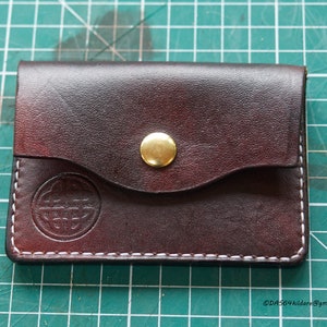 Cartera de piel con dos bolsillos y cierre para monedas, billetes y tarjetas. Hecho a mano en el condado de Kildare, Irlanda.