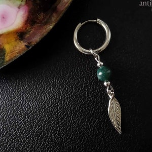 Può includere: Orecchino a cerchio d'argento con un ciondolo a forma di foglia d'argento e una perla di pietra verde.