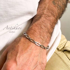 Pulsera de cadena con cruz plana • Pulsera moderna para uso diario • Pulsera de acero inoxidable de 6 mm • Pulsera plateada • Regalo para hombres y mujeres