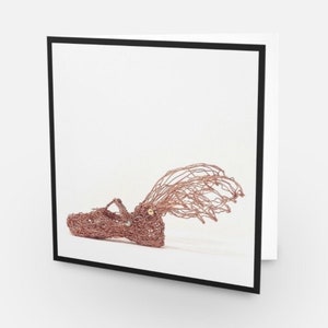 Kunstgroetkaart Blanco van binnen. Draadsculptuur vliegende Hermes-babyschoen