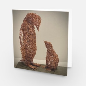 Wenskaart Pinguïn & kippengaas sculptuurkaart kunst. Blanco kaart aan de binnenkant.  Verjaardag. Moederdag. Vaderdag. Nieuw kindje.