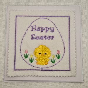 Tarjeta con forma de huevo de Pascua bordado