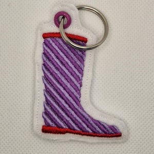 Randig nyckelring/nyckelring med broderad gummistövel