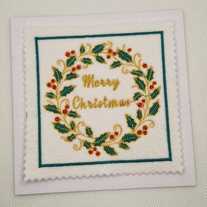 Carte de houx brodée avec couronne de Noël