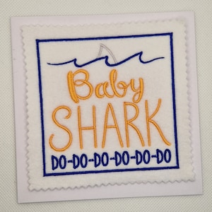 Tarjeta de tiburón bebé bordada