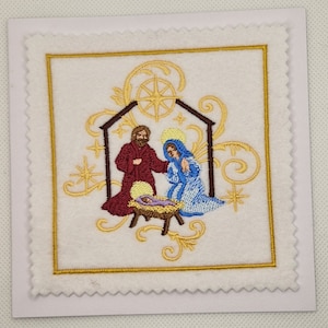Tarjeta familiar con diseño de pesebre navideño bordado