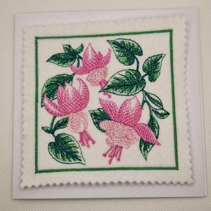 Cartão bordado com desenho de flor fúcsia