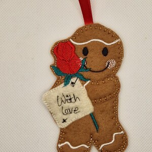 Omino di pan di zenzero con rosa ricamata per San Valentino/amore