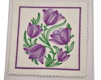 Geborduurde tulpenkaart paasei