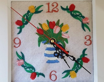 刺繍　壁掛け時計　ぶりこ付き 刺繍枠時計、手刺繍時計、花柄壁掛け時計、室内装飾、花好きの方への