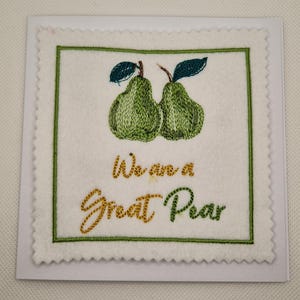 Biglietto d'auguri con pera e frutto dell'amore ricamato