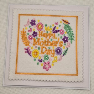 Biglietto d'auguri ricamato a forma di cuore per la festa della mamma