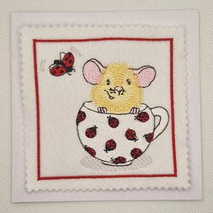 Gestickte Geburtstags-Maus in der Tasse