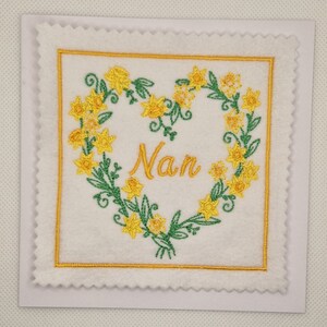 刺繍入り水仙ハートフラワーのバースデーカード（年齢/名前は問いません）
