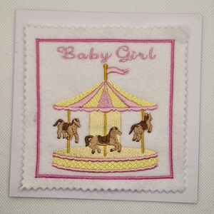 Tarjeta de carrusel bordada para recién nacida niña