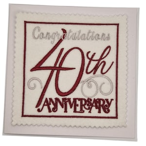 Könnte beinhalten: Cremefarbene Jubiläumskarte mit burgunderrotem Stickdesign. Die Karte trägt die Aufschrift "Herzlichen Glückwunsch zum 40. Jahrestag" in einer dekorativen Schriftart. Die Karte hat einen gewellten Rand und ist vor einem weißen Hintergrund platziert.