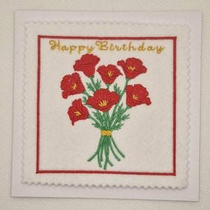 Cartão bordado de aniversário com buquê de flores de papoula