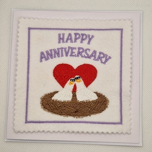 Tarjeta de aniversario bordada con pájaros enamorados