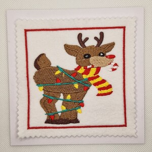 Carte brodée renne emmêlé de lumières de Noël