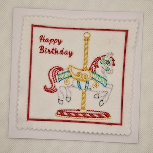 Cartão de aniversário bordado de cavalo de carrossel