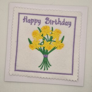 Geborduurde verjaardagskaart met bosbloemen narcis