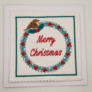 Carte Robin brodée avec une couronne de Noël