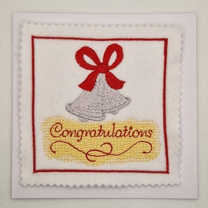 Tarjeta de felicitación con campanas de boda bordadas