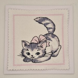 Cartão bordado gato laço rosa