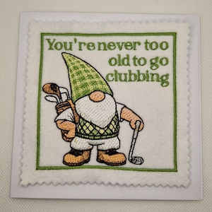 Tarjeta de golf con gnomo bordado