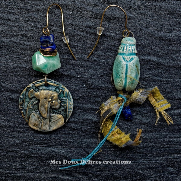 Boucles d'oreilles talisman dépareillées, scarabée et pharaon Egypte, céramiques artistes, gemme amazonite et  lapis lazuli, bleu turquoise