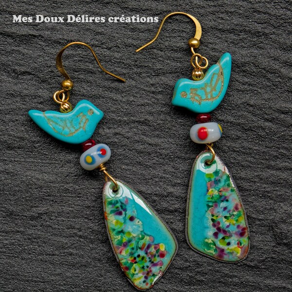 Boucles d'oreilles Oiseau bleu, cuivre émaillé artiste, verre soufflé, gemme howlite sculptée oiseau