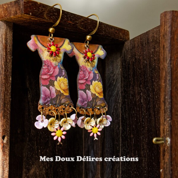 Boucles d'oreilles bohèmes humoristiques : Dressing féminin, cuivre émaillé artiste fleuri rose jaune, crochets