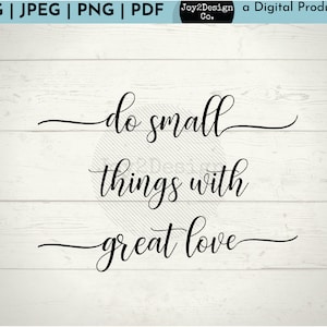 Puede incluir: Un fondo de madera blanca con texto en caligrafía negra que dice "do small things with great love".