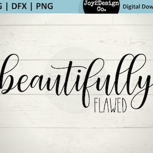Op de afbeelding: Zwarte en witte grafische tekst op een houten achtergrond. De tekst luidt "beautifully flawed".