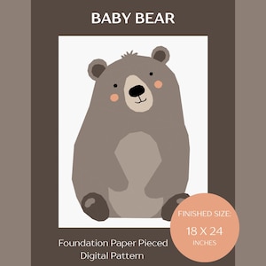 Könnte beinhalten: Ein digitales Schnittmuster mit dem Titel BABY BEAR, das einen braunen Bären mit hellbeiger Schnauze, schwarzer Nase und rosa Wangen zeigt. Der Text lautet Foundation Paper Pieced Digital Pattern und Finished Size: 45,72 X 60,96 cm.