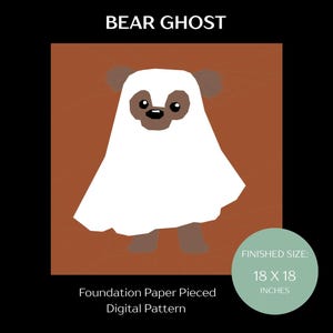 Może przedstawiać: Cyfrowy wzór do szycia na papierze o nazwie BEAR GHOST przedstawiający brązowego niedźwiedzia w białym prześcieradle ducha. Wzór znajduje się na rdzawym tle. Tekst wskazuje gotowy rozmiar 45,72 x 45,72 cm dla bloku patchworkowego.