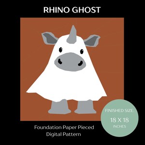 以下が含まれることがあります： RHINO GHOSTと題されたペーパーピーシングのデジタルパターン。茶色の背景に、灰色の耳、角、鼻、足を持つ白い幽霊のようなサイが描かれています。完成サイズは18 x 18インチと円形のグラフィックに記載されています。
