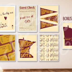 Könnte beinhalten: Sammlung gerahmter Drucke mit cremefarbenem Hintergrund. Die Drucke zeigen eine Spielkarte, einen Kassenzettel, Wimpel mit "Gophers", Tickets, eine Minnesota-Umrisslinie und Text mit "University of Minnesota" und "Ski-U-Mah".