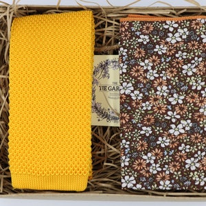 LeLe & Chloe - Gestrickte Krawatte und Einstecktuch, Gelbe Strickkrawatte, Hochzeitskrawatte, Krawatten für Männer, Trauzeugen, Florales Einstecktuch