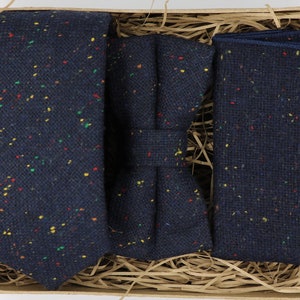 WILLIAM: Krawatten für Männer, Navy Krawatte, Einstecktuch aus Wolle, Hochzeitskrawatte, Groomsmen Geschenke, Hochzeitskleidung, Tweed Krawatte