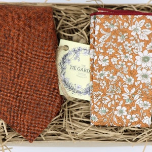 JOJO & EAST: Set de regalo para padrinos de boda, regalo para novio, regalo para esposo, corbata naranja, pañuelo de bolsillo floral, vestido de novia, corbata de boda, regalos de boda