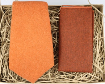 Orangefarbene Krawatte und Einstecktuch im Set: Herbstliches Hochzeitsgeschenk