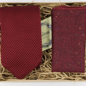 KIERON Strick Krawatte, Wolle Einstecktuch, Weinrote Krawatte, Gestrickte Krawatte, Vintage Look, Herren Krawatte, Krawatten für Männer, Handgemachte Krawatte, Tweed Einstecktuch