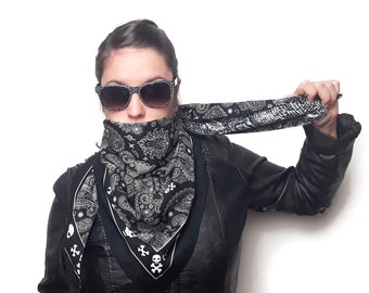 Bandana reversibile con stampa paisley e teschi