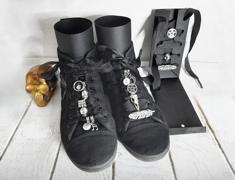 Lacci per scarpe gotici con ciondoli charms accessori goth image 1