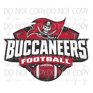 Puede incluir: Un diseño gráfico con la palabra "BUCCANEERS" en blanco, con "FOOTBALL" en rojo. El diseño incluye un balón de fútbol, una calavera con sombrero de pirata y una bandera roja. La combinación de colores es rojo, negro y blanco.
