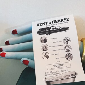Puede incluir: Un folleto blanco con texto negro que anuncia un servicio de alquiler de coches fúnebres. El folleto presenta una ilustración en blanco y negro de un coche fúnebre y una lista de razones para alquilar un coche fúnebre, incluyendo bailes de graduación, bodas y recados. El folleto también incluye un número de teléfono para el servicio y el texto "También puedes alquilarlo para un funeral."